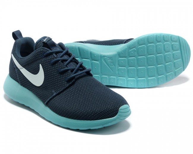 roshe run bleu marine et rose